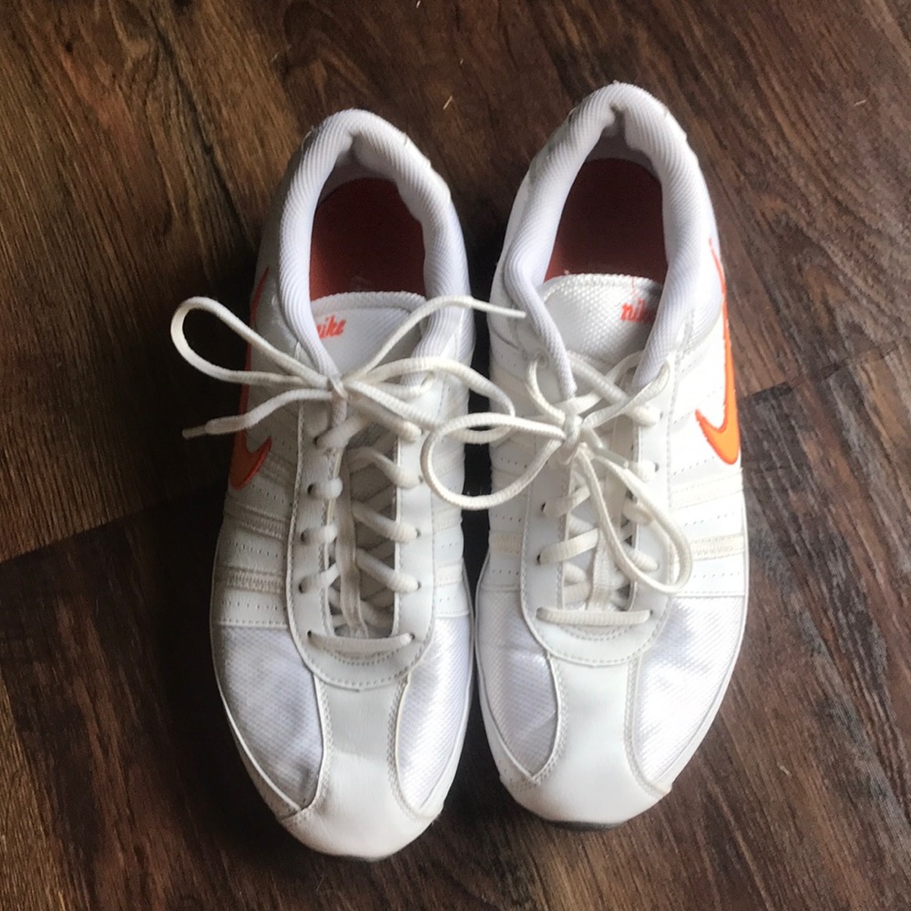 White nike tennis shoes